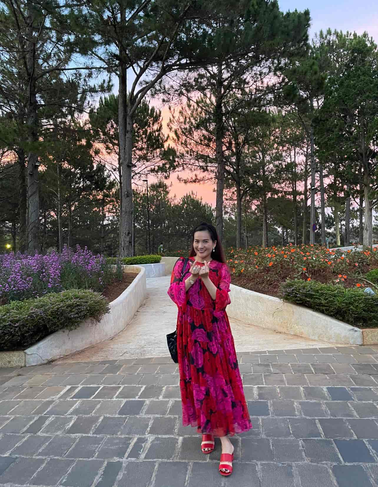 amp;#34;Đụng hàngamp;#34; chiếc váy bầu của Bảo Thanh, bà xã Bình Minh khẳng định style trẻ trung - 4