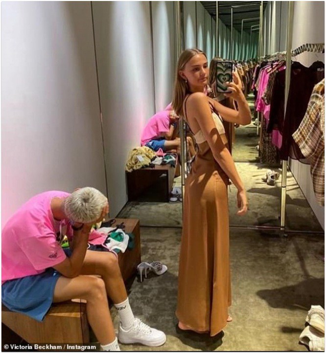 Chờ bạn gái thử đồ, con trai Victoria Beckham thấm thía amp;#34;nỗi khổ của đàn ôngamp;#34; - 3