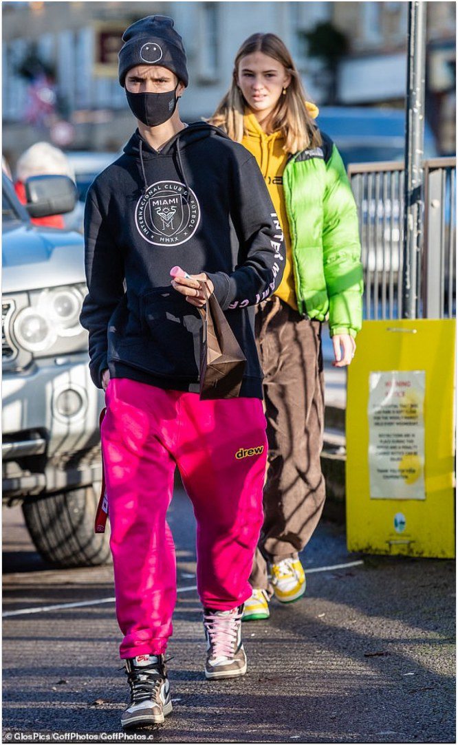 Chờ bạn gái thử đồ, con trai Victoria Beckham thấm thía amp;#34;nỗi khổ của đàn ôngamp;#34; - 9