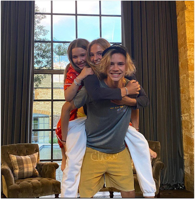 Chờ bạn gái thử đồ, con trai Victoria Beckham thấm thía amp;#34;nỗi khổ của đàn ôngamp;#34; - 11