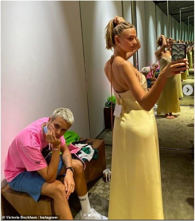Chờ bạn gái thử đồ, con trai Victoria Beckham thấm thía amp;#34;nỗi khổ của đàn ôngamp;#34; - 4