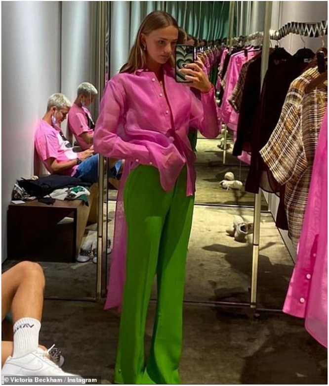 Chờ bạn gái thử đồ, con trai Victoria Beckham thấm thía amp;#34;nỗi khổ của đàn ôngamp;#34; - 5