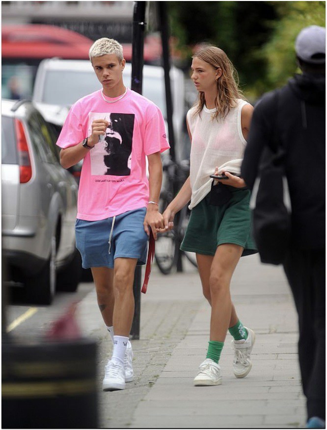 Chờ bạn gái thử đồ, con trai Victoria Beckham thấm thía amp;#34;nỗi khổ của đàn ôngamp;#34; - 1