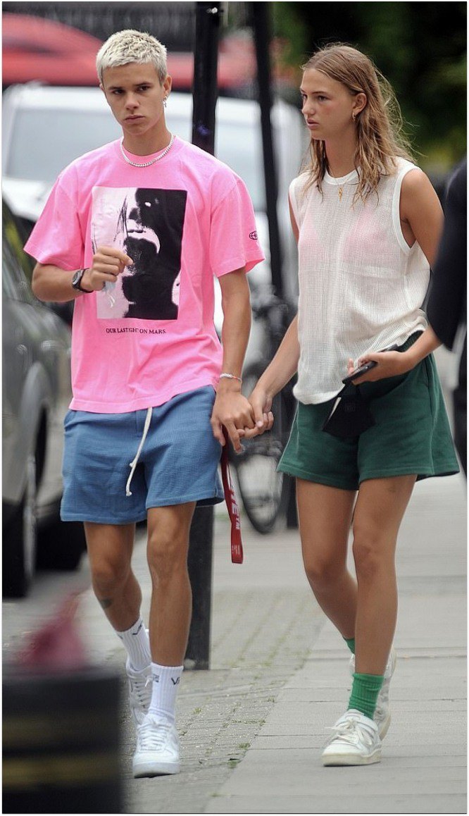 Chờ bạn gái thử đồ, con trai Victoria Beckham thấm thía amp;#34;nỗi khổ của đàn ôngamp;#34; - 7