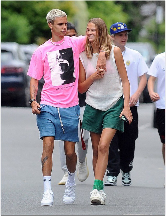 Chờ bạn gái thử đồ, con trai Victoria Beckham thấm thía amp;#34;nỗi khổ của đàn ôngamp;#34; - 8