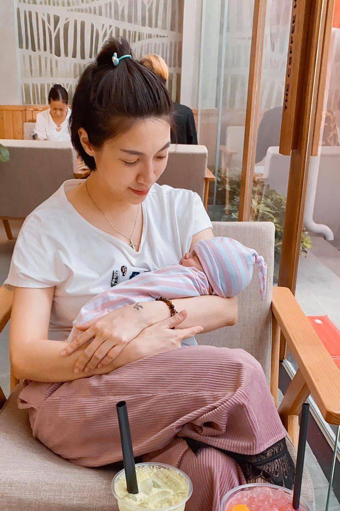 Kích sữa cho con sau sinh: Đàm Thu Trang, Hòa Mindy cùng bật khóc vì ngực rỉ máu - 7