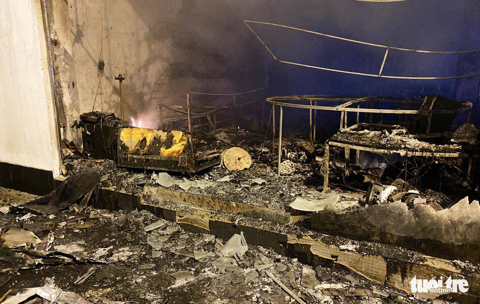 Hiện trường tan hoang vụ cháy phòng trà ở TP.Vinh, 6 người chết - 6