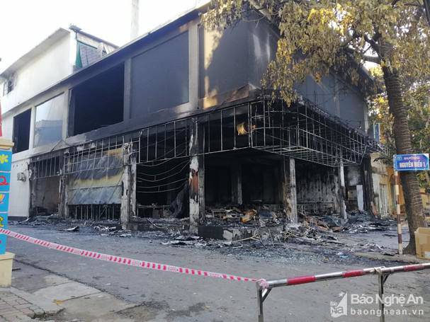 Hiện trường tan hoang vụ cháy phòng trà ở TP.Vinh, 6 người chết - 8