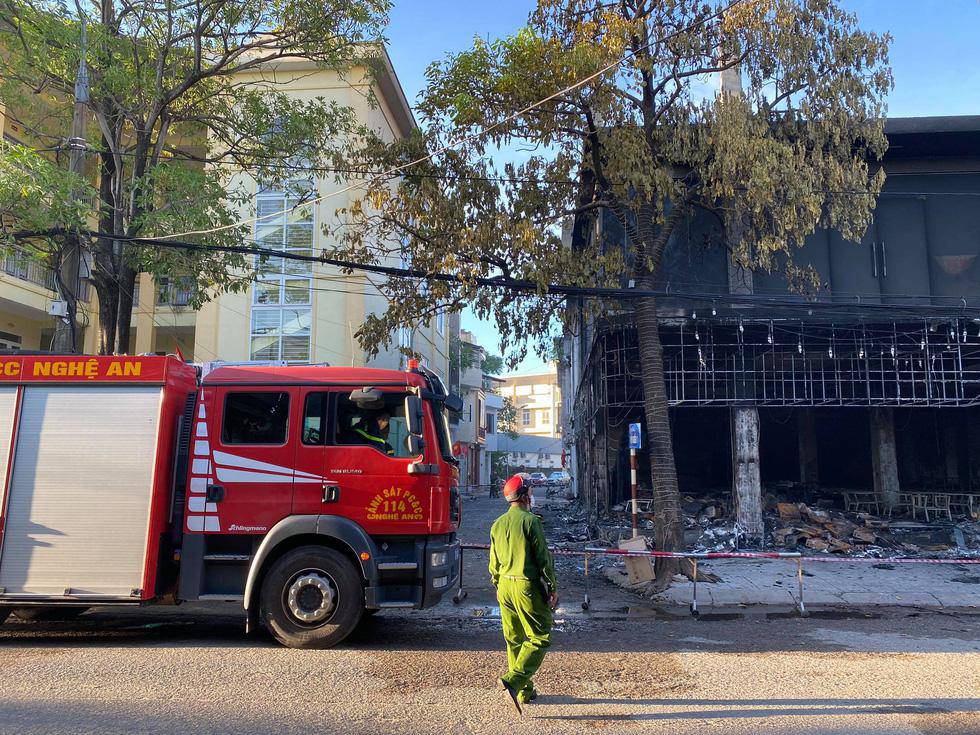 Hiện trường tan hoang vụ cháy phòng trà ở TP.Vinh, 6 người chết - 13