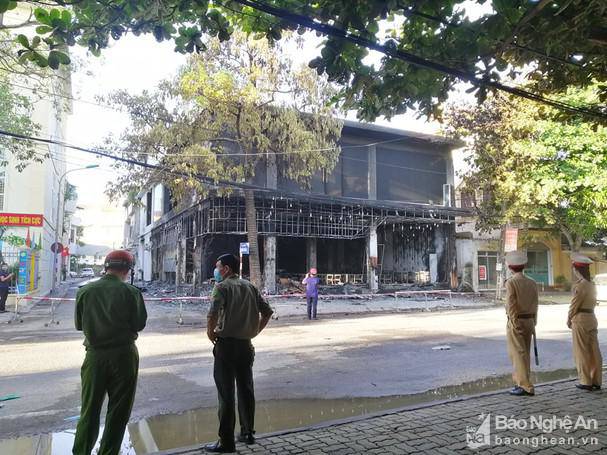 Hiện trường tan hoang vụ cháy phòng trà ở TP.Vinh, 6 người chết - 14