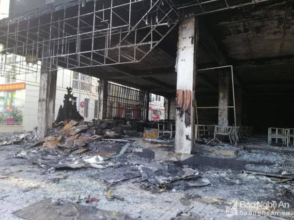 Hiện trường tan hoang vụ cháy phòng trà ở TP.Vinh, 6 người chết - 11