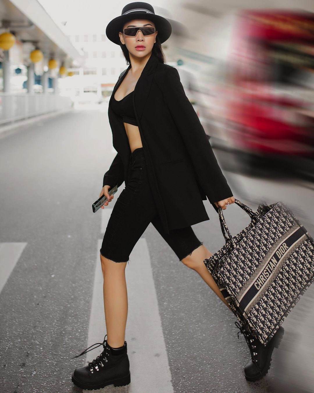 Bạn thân Ngọc Trinh, được Tiến Linh theo dõi, ăn mặc sexy khét tiếng, cũng là yêu nữ hàng hiệu - 19