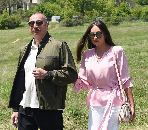 Chất như Đệ nhất phu nhân kiêm Phó tổng thống Azerbaijan: Diện đồ gì trông cũng sang trọng, quyền lực - 6