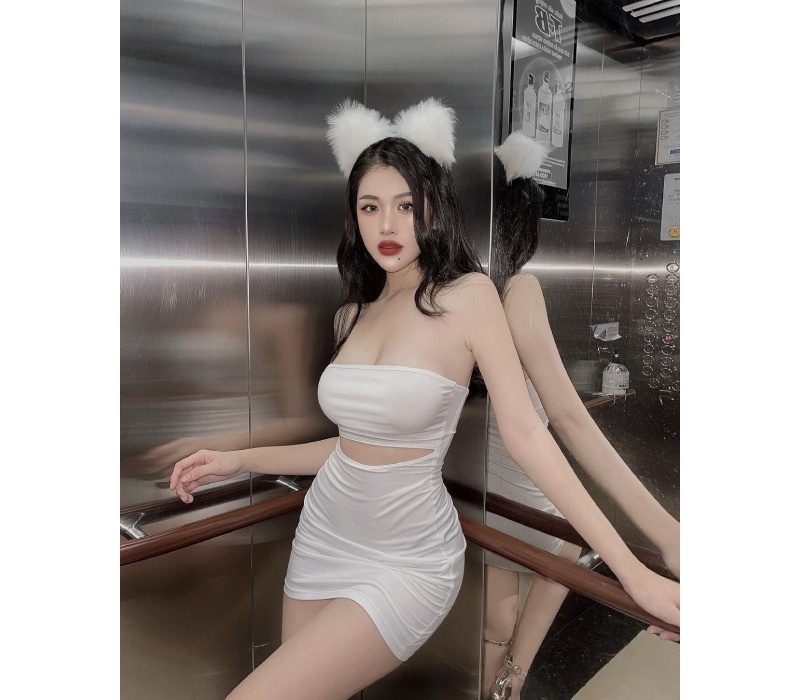 Mới đây nhất, Nhi Trinh khiến cộng đồng mạng sốt xình xịch khi hoá thân thành cô thỏ trắng, đáng yêu mà không kém phần nóng bỏng.
