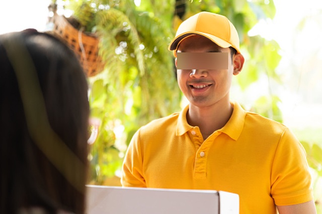 Ngoại tình với anh shipper kém 19 tuổi sau nhiều lần nhận hàng, người phụ nữ chiếm đoạt 2,6 tỷ - 1