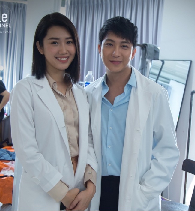 Bác sĩ Châu của Cây Táo Nở Hoa diện áo ngắn khoe chân ngực gợi cảm - 1