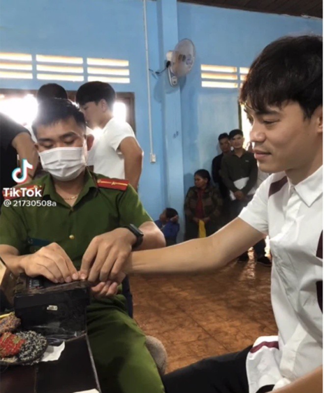 Cầu thủ ĐT Việt Nam bị amp;#34;đàoamp;#34; ảnh làm thẻ CCCD, có 1 người để lại amp;#34;ấn tượng sâu sắcamp;#34; - 4