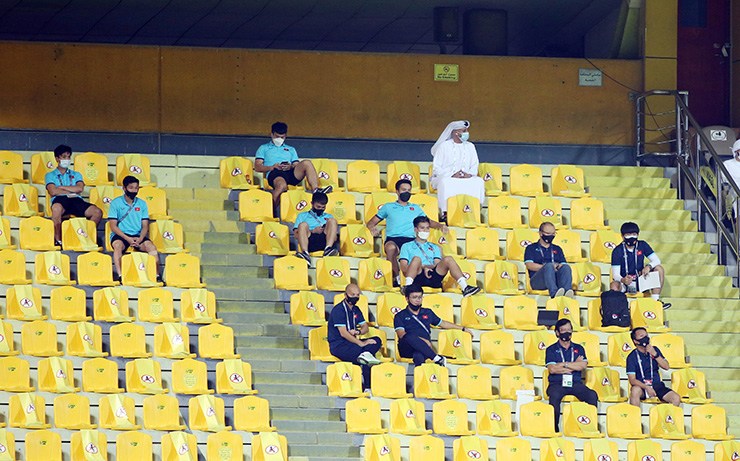 Do đã nhận đủ hai thẻ vàng ở vòng loại World Cup 2022 khu vực châu Á, HLV Park Hang Seo bị tước quyền chỉ đạo ở trận đấu giữa ĐT Việt Nam và UAE tối ngày 15/6 trên sân vận động Zabeel (Dubai). Nhà cầm quân người Hàn Quốc ngồi ở khu vực khán đài A theo dõi trận đấu cùng 6 cầu thủ không có tên trong danh sách đăng ký ĐT Việt Nam đấu UAE