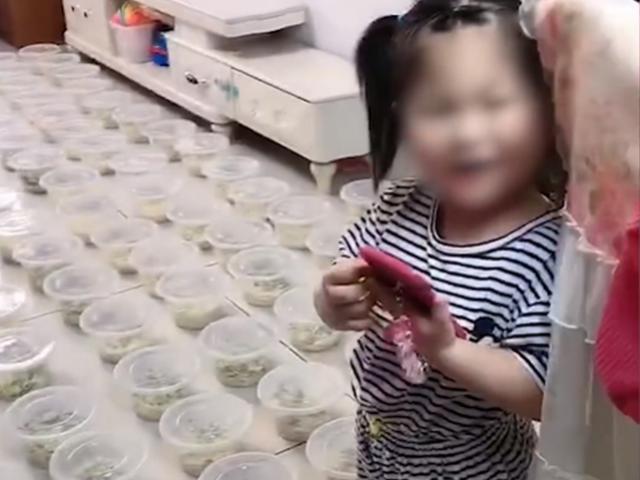 Anh shipper gọi ra lấy hàng con gái đặt, người bố choáng váng không nói nên lời