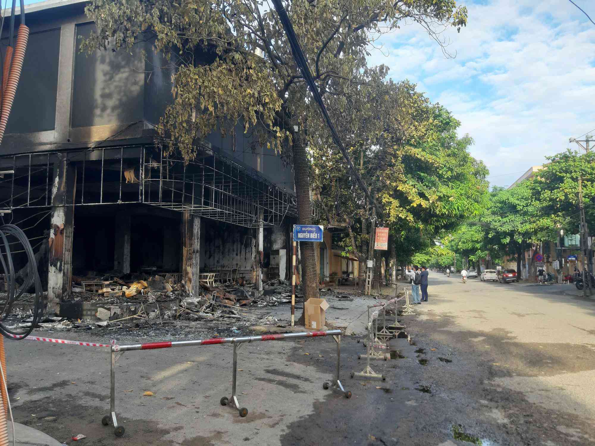 Vụ cháy phòng trà 6 người tử vong: Nhói lòng cảnh người đầu bạc tiễn kẻ đầu xanh - 2