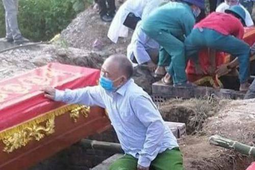 Vụ cháy phòng trà 6 người tử vong: Nhói lòng cảnh người đầu bạc tiễn kẻ đầu xanh - 1