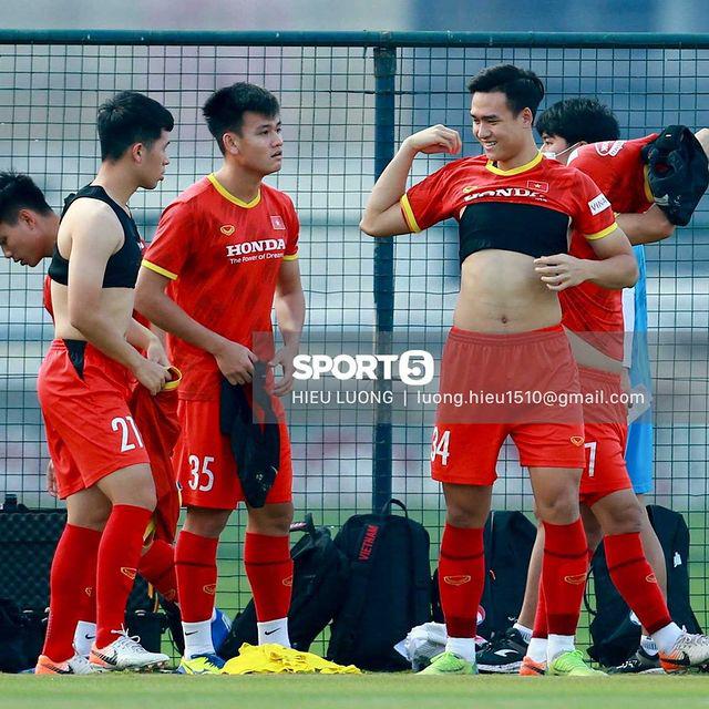Giải đáp bí ẩn chiếc áo ngực cùng quần bó của tuyển thủ Việt Nam cho chị em - 3