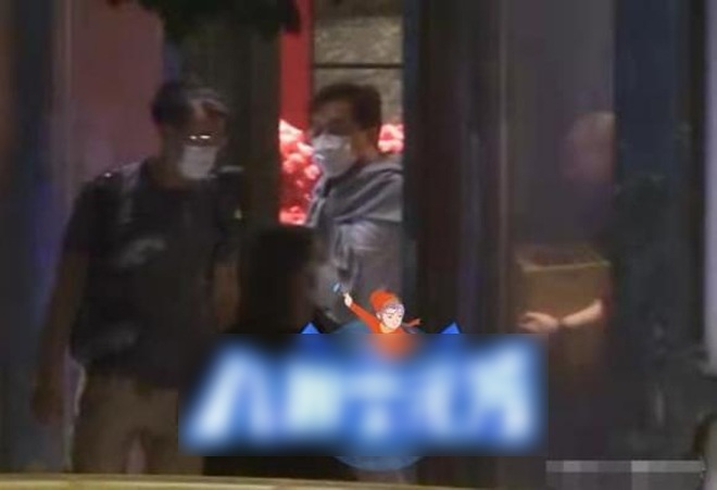 Ngôi sao 24/7: Từng là ngôi sao võ thuật, Thành Long giờ tập tễnh đi ăn lẩu với bạn bè - 1