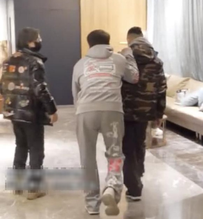 Ngôi sao 24/7: Từng là ngôi sao võ thuật, Thành Long giờ tập tễnh đi ăn lẩu với bạn bè - 3