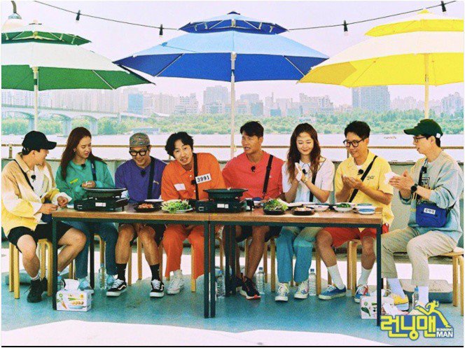 Ngôi sao 24/7: Từng là ngôi sao võ thuật, Thành Long giờ tập tễnh đi ăn lẩu với bạn bè - 6