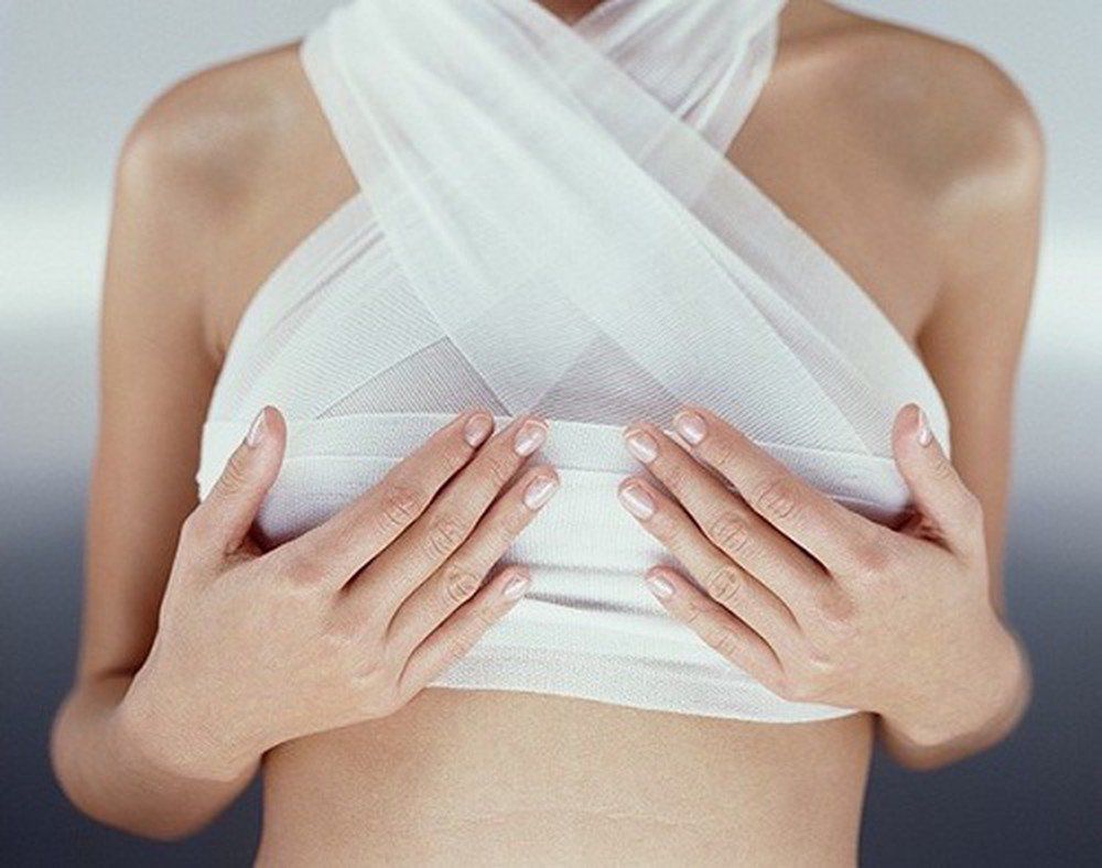 Nhiều sao nữ tháo túi độn ngực trở về với vẻ đẹp tự nhiên, nguyên nhân vì đâu? - 17
