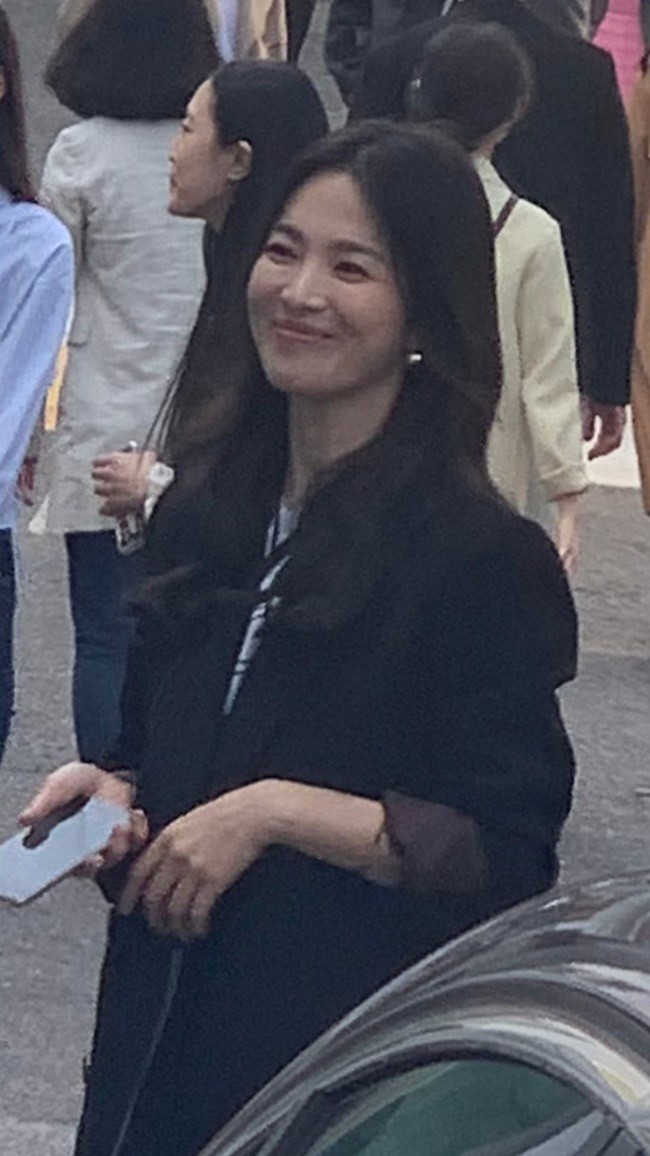 Song Hye Kyo hẹn hò “phi công” kém 11 tuổi trong phim mới - 8