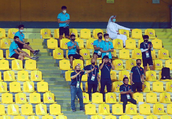 Chiến lược gia người Hàn Quốc ra sức kêu gọi các tuyển thủ Việt Nam dồn lên tấn công ở những phút cuối