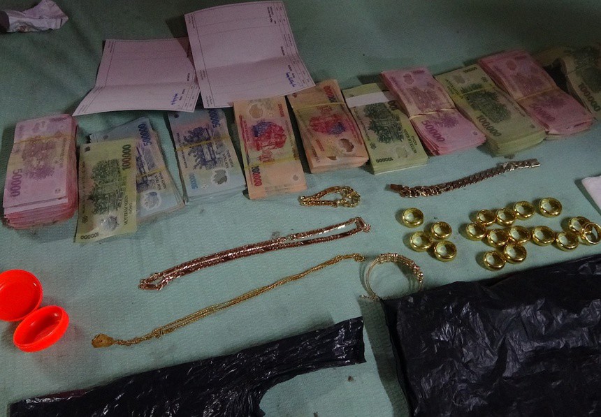 Tin tức 24h: Khai quật tử thi, lộ nguyên nhân tử vong của khách hát ở quán karaoke - 2