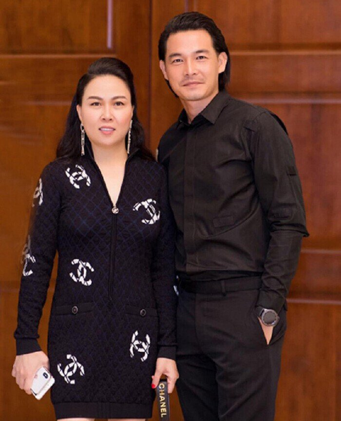 Xe tiền tỷ của Phượng Chanel vỡ nát kính vì tai nạn amp;#34;trên trời rơi xuốngamp;#34; - 1