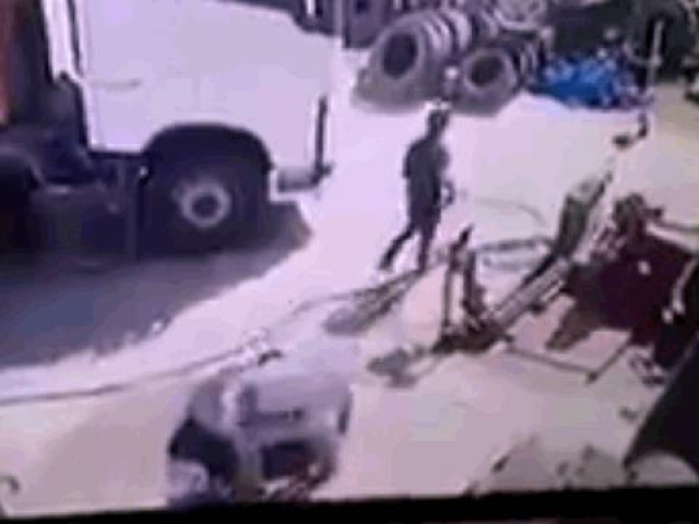 Clip Eva - Clip: Lốp ô tô phát nổ kinh hoàng, thổi bay người đàn ông lên không