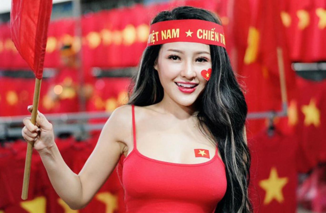 amp;#34;Hiện tượng giải tríamp;#34; Ngân 98 sau 6 năm: Chìm trong bê bối, vẫn đam mê khoe cơ thể - 2