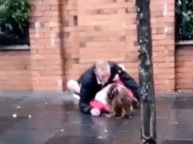 Cặp đôi làm chuyện ấy giữa phố, bị quay clip vẫn không dừng, cuối cùng nhận cái kết đắng