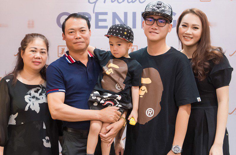 Cậu bé 6 tuổi đòi tặng bạn gái nhẫn kim cương có mẹ là siêu mẫu, bố siêu giàu - 6