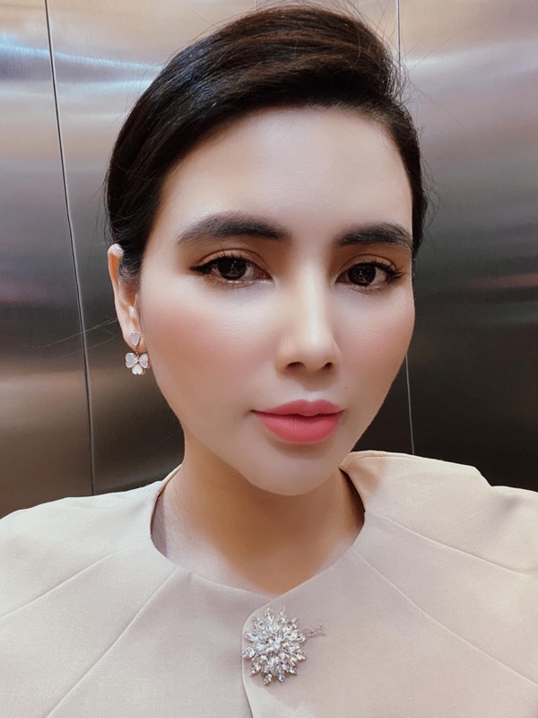 Quỳnh Hoa tự bóp mũi, chứng minh đẹp tự nhiên không phẫu thuật thẩm mỹ - 2