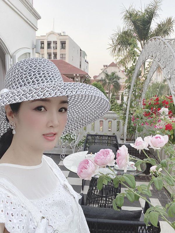 Mỹ nhân Việt giàu có ở nơi nguy nga như cung điện, tới sân thượng cũng hơn người - 13