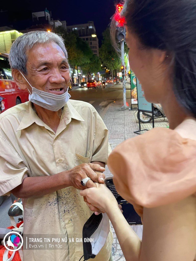 Ông lão câm điếc bán vé số từng từ chối 70 triệu tiền từ thiện và chú chó hot mạng - 5