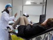 Bà bầu - Nằm lên bàn để bác sĩ khám phụ khoa, mẹ bầu đỏ mặt vì đột nhiên "lên đỉnh"