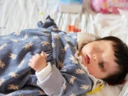 Làm mẹ - Con sơ sinh khóc thét bỗng im bặt nhờ cách dỗ hay của bà, bác sĩ lại mắng té tát
