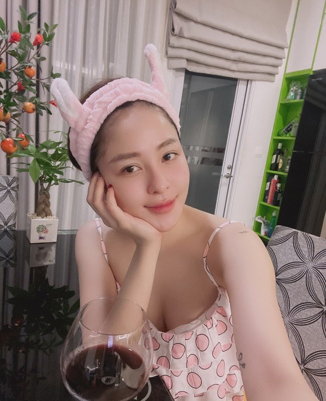 Thời gian qua, hot girl sinh năm 1996 chăm khoe ảnh đời thường khi ở nhà.