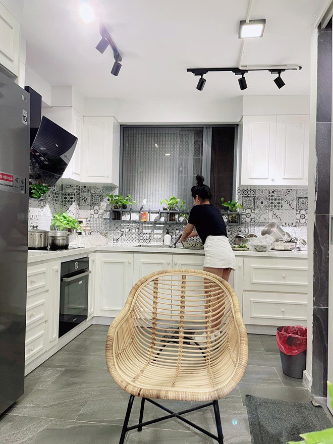 Cô còn siêng nấu ăn và được khen khá đảm đang.