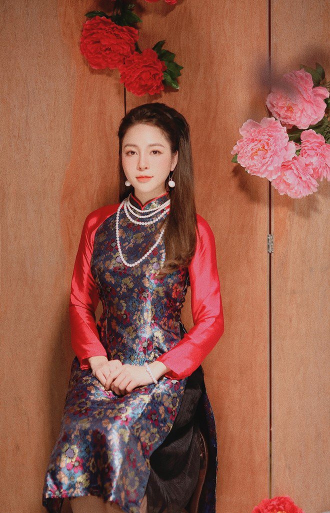 Thi thoảng, cô đăng tải những khoảnh khắc khá dịu dàng trong tà áo dài, khác hẳn vẻ phóng khoáng thường thấy.
