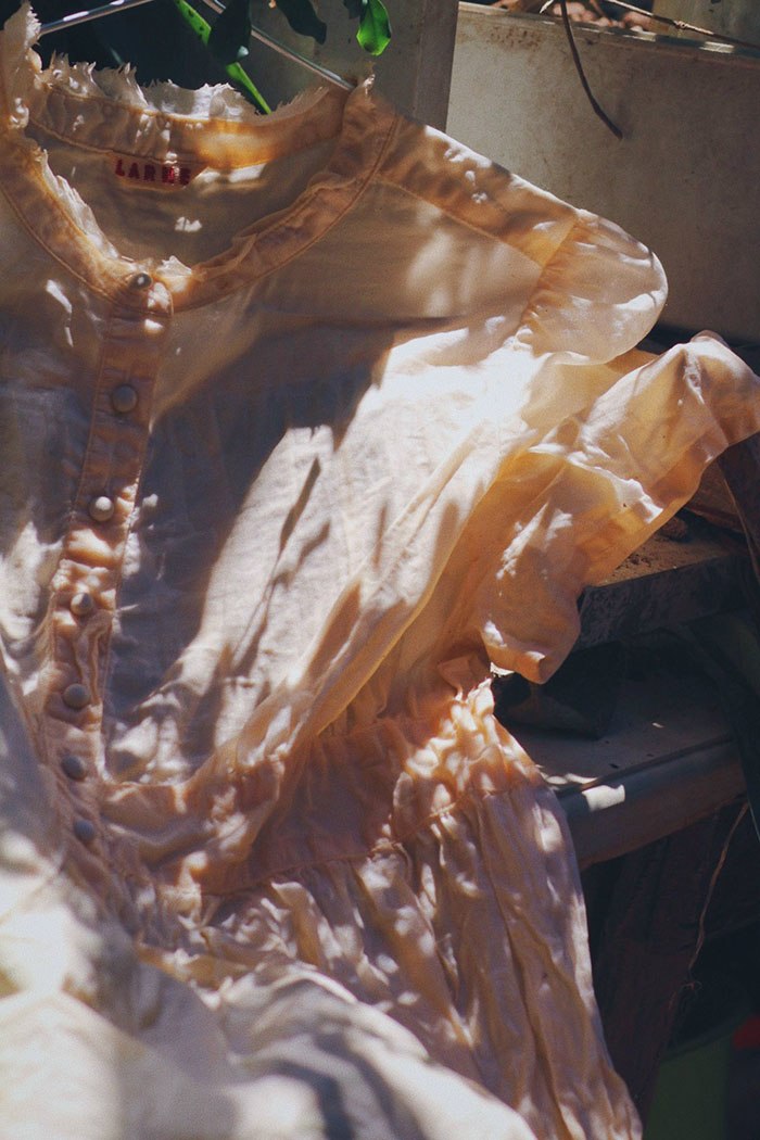 Chiếc váy lên màu sau khi ngâm với nước đun từ vỏ quả vải