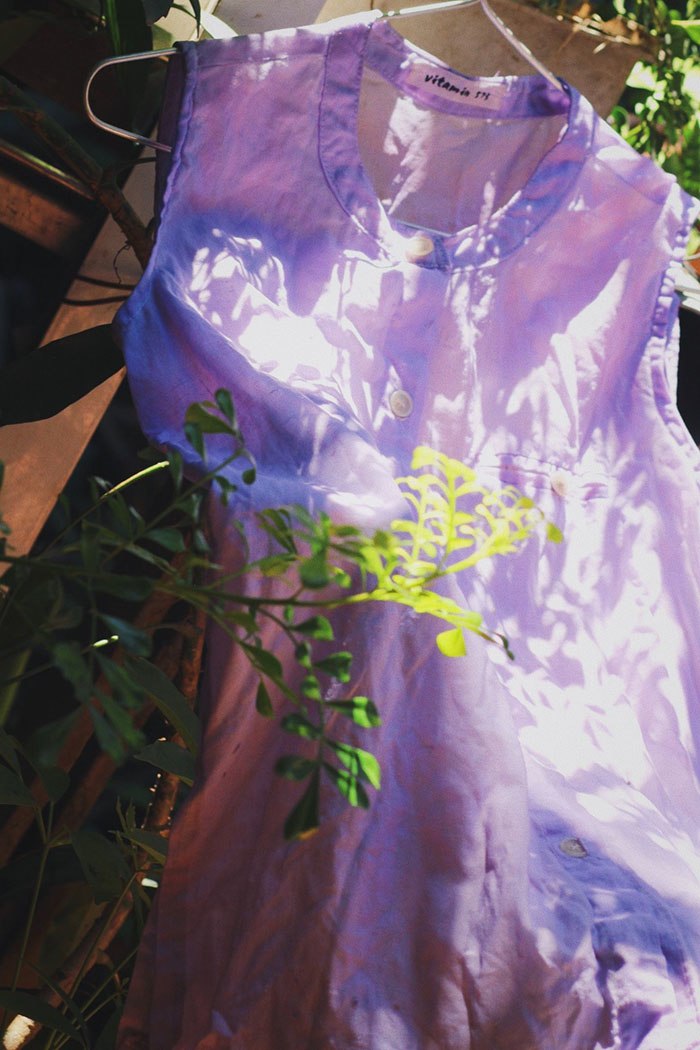Thanh Tú còn thử nghiệm màu tím với một chiếc váy khác nhuộm bằng bắp cải tím