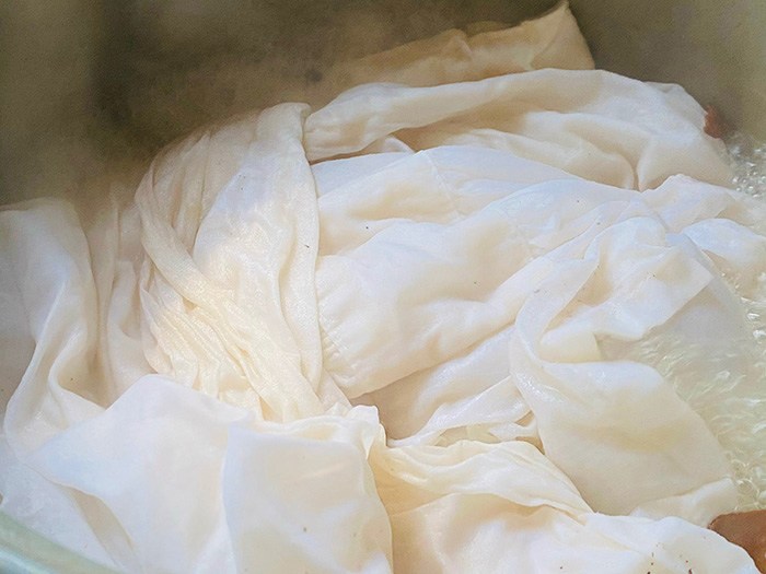 Sau đó cho miếng vải vào đun rồi ngâm