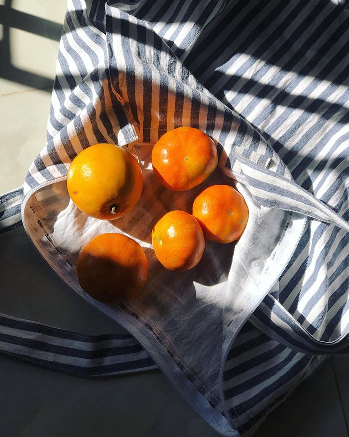 Cô nàng tái chế quần áo cũ thành túi vải